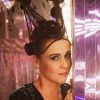 Carlota (Giulia Gam) usa uma fantasia luxuosa no baile de carnaval da discoteca, na novela 'Boogie Oogie'