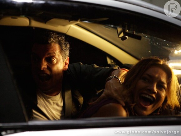 Barros (Marcelo Airoldi) é baleado após perseguição de carro e atentado da máfia, em cena de 'Salve Jorge'