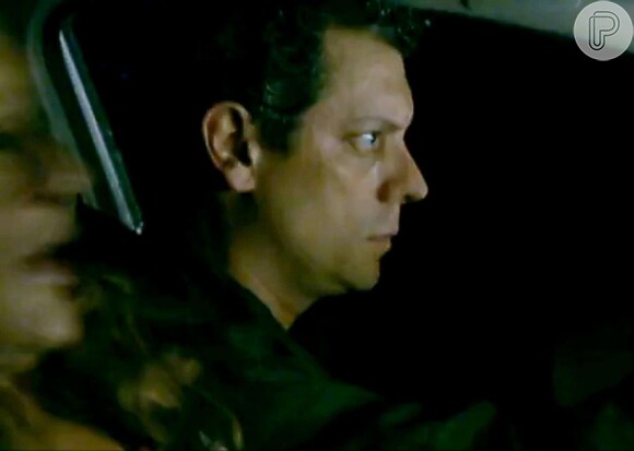 Barros (Marcelo Airoldi) dirige sendo perseguido de carro pelos bandidos, em 'Salve Jorge'