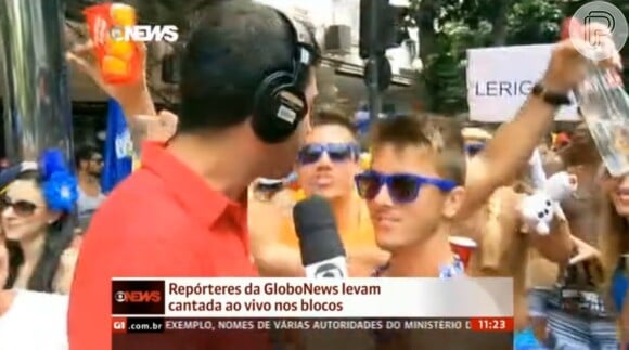 Foliões cercaram repórter da Globonews por trás em bloco de rua do Carnaval do Rio