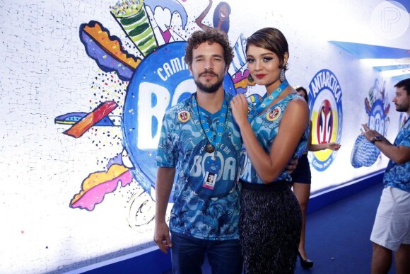 Daniel de Oliveira e Sophie Charlotte curtem camarote da Boa, na Marques de Sapucaí, no Rio, em 16 de fevreiro de 2015