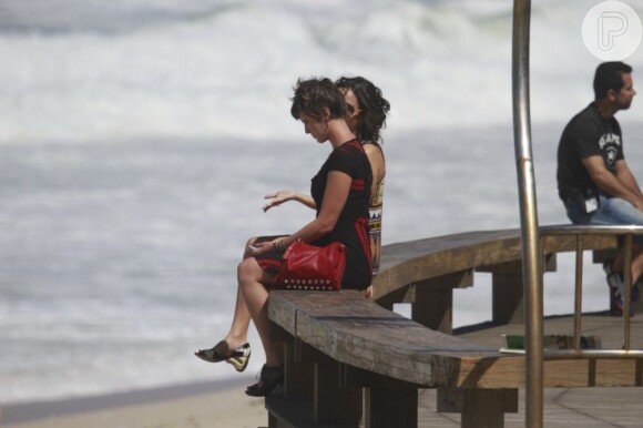 Dani Moreno e Julia Mendes são clicadas na orla da praia gravando cenas de 'Salve Jorge'