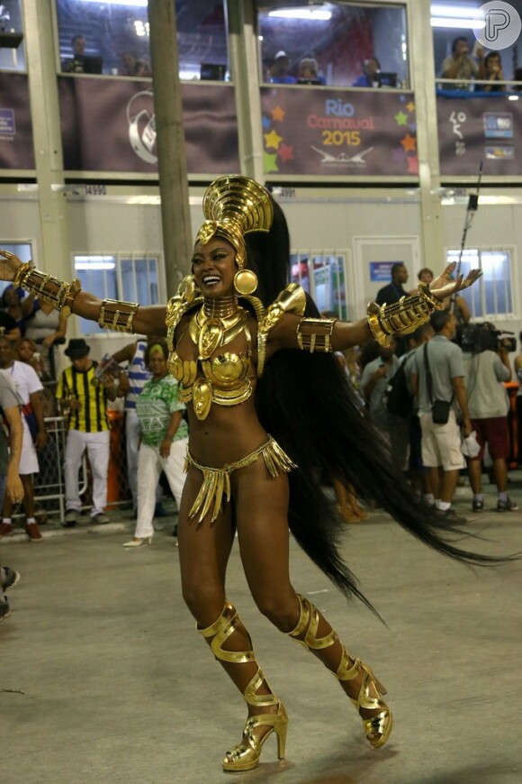 Cris Vianna exibe ótima forma como guerreira africana no desfile da Imperatriz Leopoldinense, em 17 de fevereiro de 2015