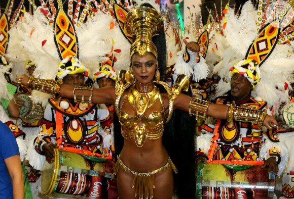 Cris Vianna exibe ótima forma como guerreira africana no desfile da Imperatriz Leopoldinense, em 17 de fevereiro de 2015