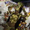 Cris Vianna exibe ótima forma como guerreira africana no desfile da Imperatriz Leopoldinense, em 17 de fevereiro de 2015