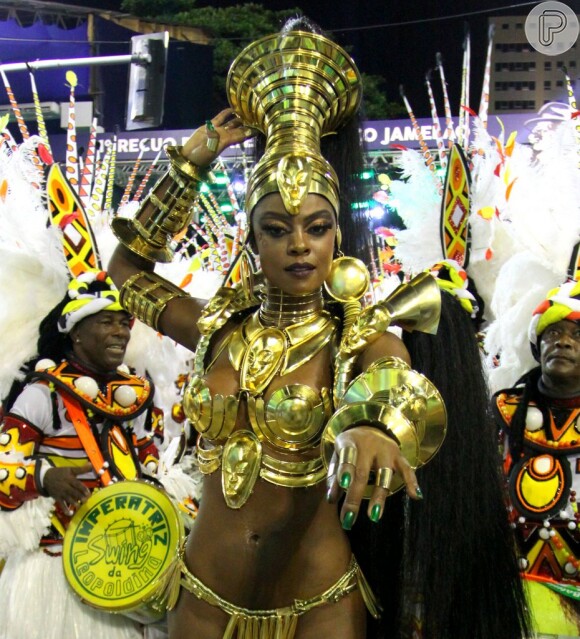 Cris Vianna exibe ótima forma como guerreira africana no desfile da Imperatriz Leopoldinense, em 17 de fevereiro de 2015