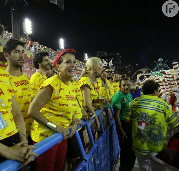 Susana Vieira prestigia desfile no Carnaval do Rio, ao lado de namorado, Sandro Pedroso