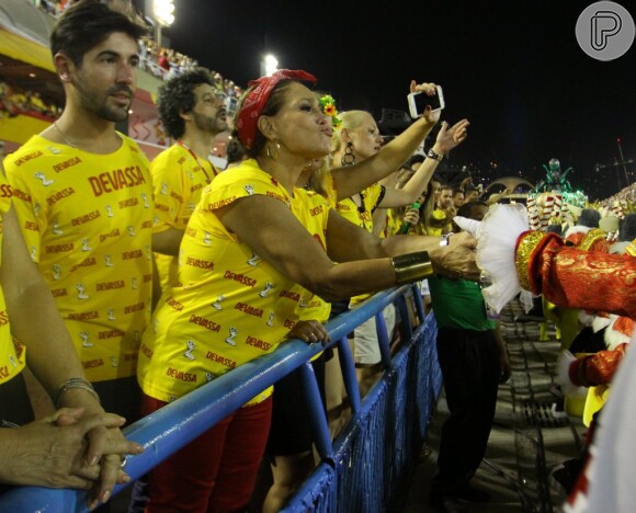 Susana Vieira assiste aos desfiles das escolas de samba no Rio com o namorado, Sandro Pedroso