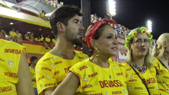 Susana Vieira assiste ao desfile de Carnaval com o namorado, Sandro Pedroso