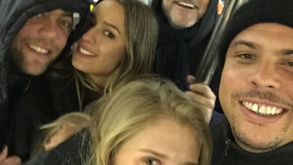 Ronaldo foge do Carnaval e publica foto com a namorada no metrô de Nova York