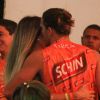 Romulo Neto conversa abraçado com loira no camarote Schin, em Salvador, em 17 de fevereiro de 2015