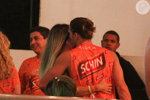 Romulo Neto conversa abraçado com loira no camarote Schin, em Salvador, em 17 de fevereiro de 2015
