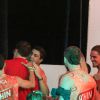 Romulo Neto conversa abraçado com loira no camarote Schin, em Salvador