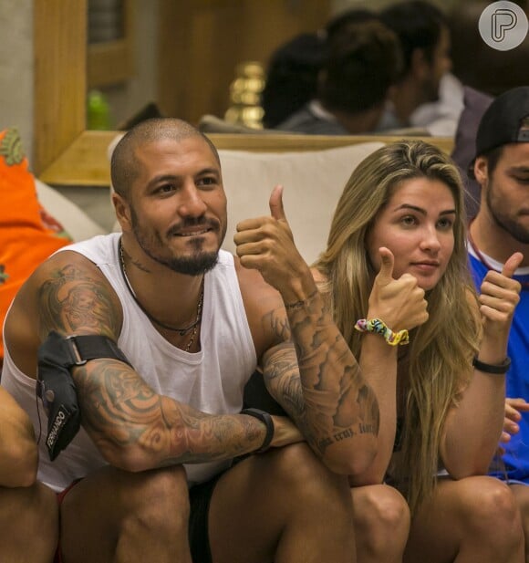 Após deixar o 'Big Brother Brasil 15', Aline contou que toparia fazer um ensaio sensual com Fernando, mas descartou posar nua