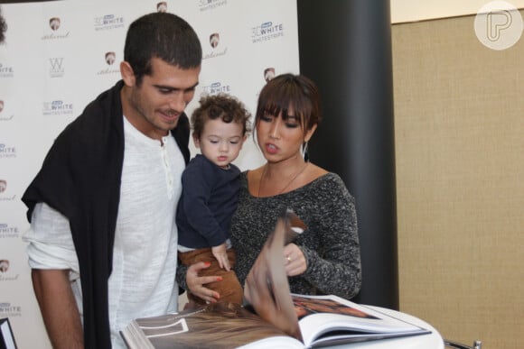 Daniele Suzuki vai com o marido, Fábio Novaes, e o filho, Kauai, em lançamento de livro em São Paulo em novembro de 2012