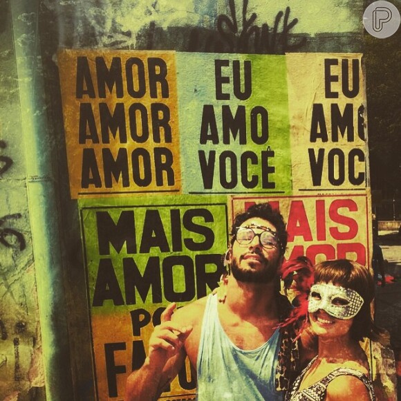 Isis Valverde curte Carnaval de rua com o namorado, Uriel Del Toro: 'Ele e eu', escreveu ela na legenda de uma foto compartilhada no Instagram, nesta quarta-feira, 18 de fevereiro de 2015