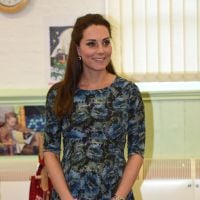 Kate Middleton, grávida de 6 meses, visita centro infantil com vestido de R$ 430