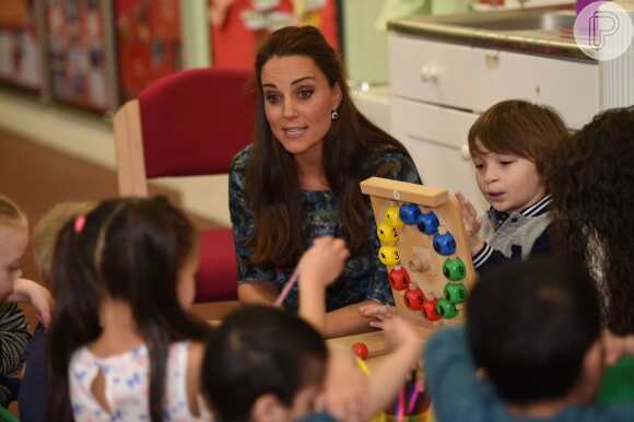Kate Middleton conversou com crianças durante visita a centro infantil