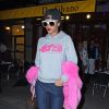 Para dar um up na combinação de jeans, yellow boot e moletom, Rihanna ousou na escolha de um boá rosa pink