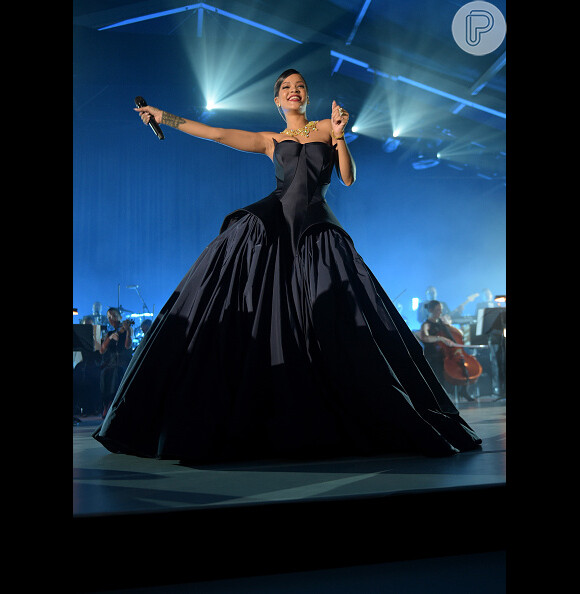 Deslumbrante esse vestido preto escolhido por Rihanna!