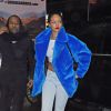 Sem perder o estilo nos dias frios, Rihanna usou calça jeans, cropped, scarpin e casaco de pelos azul
