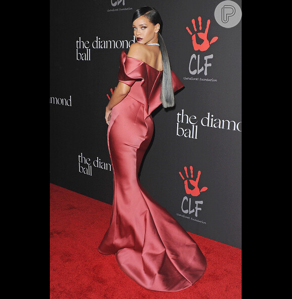 Com curvas perfeitas, Rihanna abusa de vestidos que as deixam em evidência