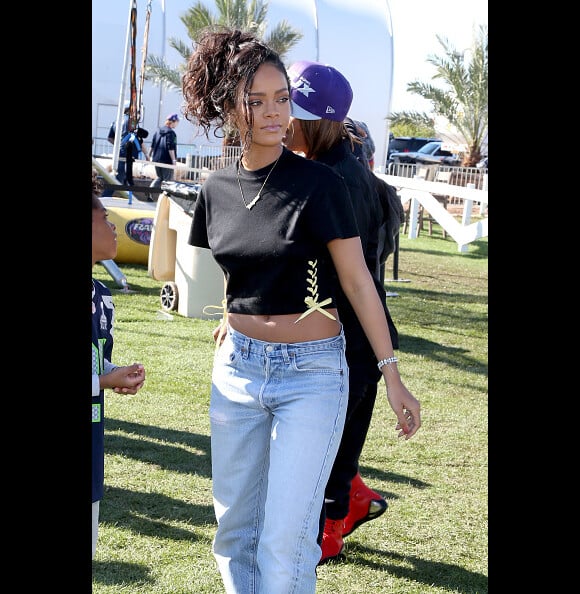 Bem à vontade, Rihanna usou calça jeans boyfriend e cropped