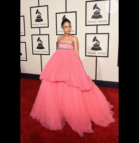 Rihanna costuma chamar a atenção com seu visual nem sempre discretos. Que tal esse vestido rosa Giambattista Valli que a cantora usou na premiação do Grammy?
