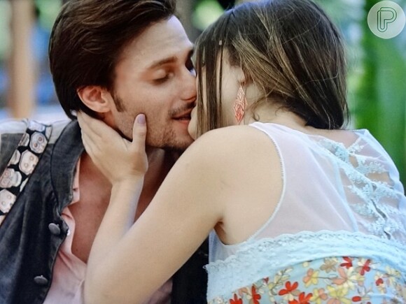 Bélgica (Giovanna Lancellotti) beija Nicolas (Hugo Bonemer), em cena de 'Alto Astral'