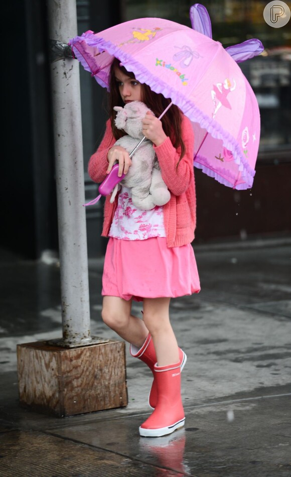 Suri é flagrada andando em um dia de chuva, em Nova York, em julho de 2012