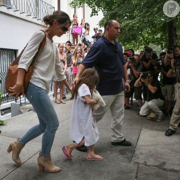 Registro mostra a quantidade de fotógrafos e populares acompanhando a passagem de Suri e Katie Holmes saindo de um restaurante, em julho de 2013