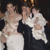 Tom Cruise e Katie Holmes acenam com a pequena Suri, ainda bebê, na festa que eles realizaram em um restaurante de Roma, na Itália, em novembro de 2006