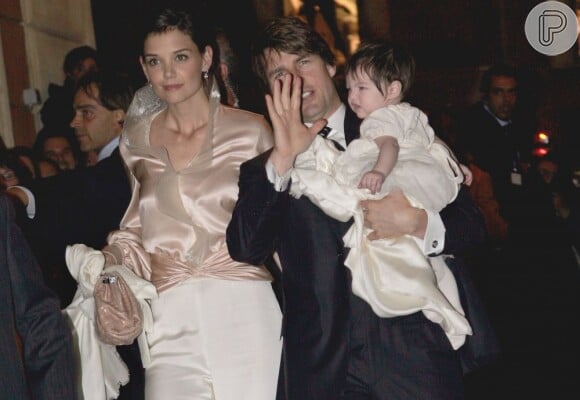 Tom Cruise e Katie Holmes acenam com a pequena Suri, ainda bebê, na festa que eles realizaram em um restaurante de Roma, na Itália, em novembro de 2006