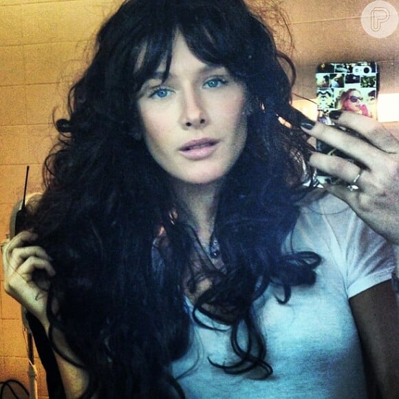 Fiorella Mattheis usa peruca morena de Cacau Protásio e publica foto no Instagram, em 18 de abril de 2013