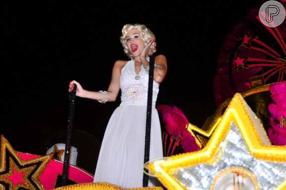 Juliana Paiva interpretou Marilyn Monroe no desfile da União da Ilha neste Carnaval