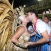 Susana Vieira beijou o namorado, Sandro Pedroso, durante o desfile da Grande Rio
