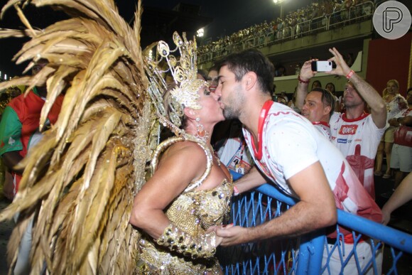 Susana Vieira beijou o namorado, Sandro Pedroso, durante o desfile da Grande Rio