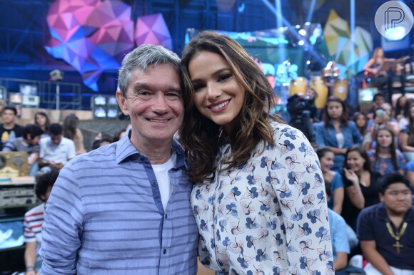 Bruna Marquezine com o apresentador do 'Altas Horas', Serginho Groismann