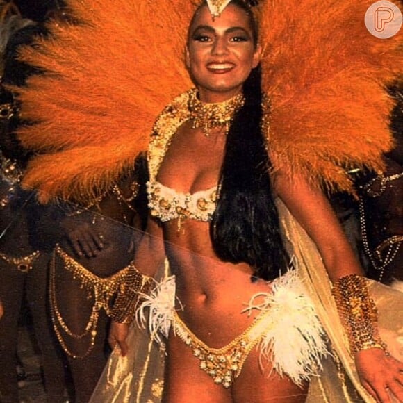 Luiza Brunet é outra famosa a mostrar fotos antigas de Carnaval. A ex-modelo, que desfilou durante anos como rainha de bateria da Imperatriz Leopoldinense, apareceu em uma imagem na qual aparece pronta para roubar a cena na avenida