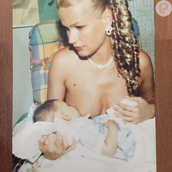 Recentemente, Xuxa resolveu mostrar algumas fotos antigas. Em uma delas, a eterna Rainha dos Baixinhos aparece amamentando a filha única, Sasha