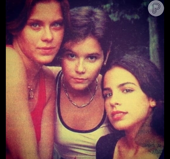 Carolina Dieckmann também apareceu em uma foto ao lado das amigas Deborah Secco e Maria Ribeiro, quando as três ainda eram adolescentes, em 1996