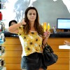 Viviane Araújo passeia em shopping e é tietada por fãs
