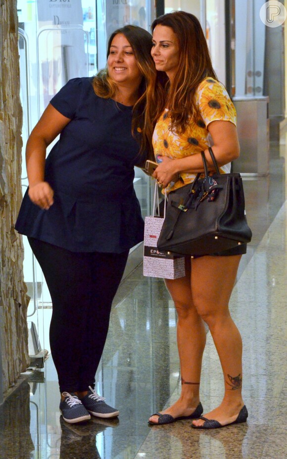 Viviane Araújo passeia em shopping e é tietada por fãs, nesta sexta-feira, 20 de fevereiro de 2015