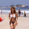 Rita Guedes mostra boa forma de biquíni na praia