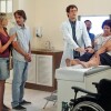 Castilho (Marcelo Médici) incorpora em Caíque (Sérgio Guizé) e opera o paciente plantado por Marcos (Thiago Lacerda), em 'Alto Astral'