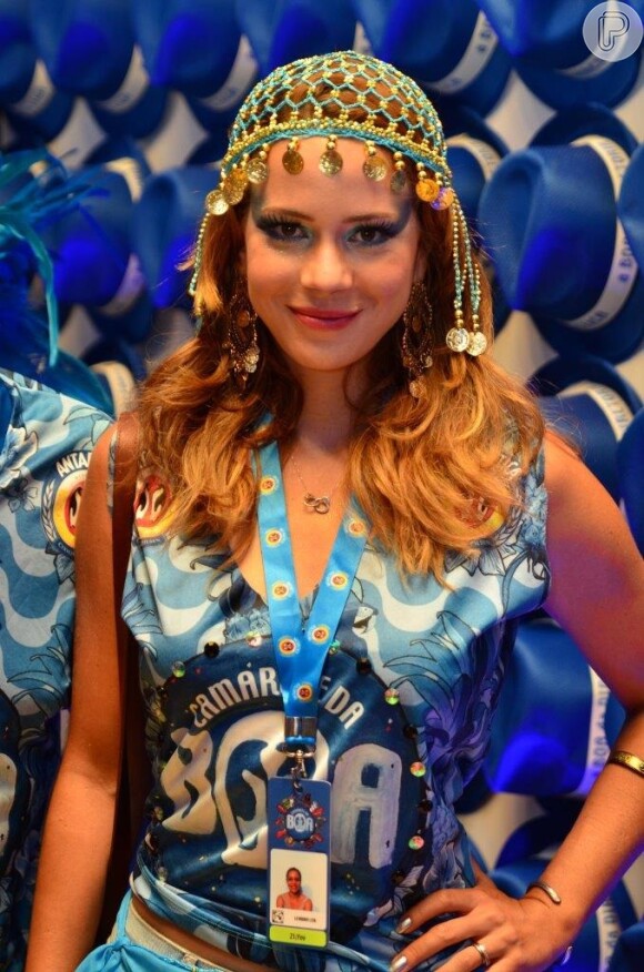 Leandra Leal também esteve entre os primeiros famosos a chegar ao camarote da Boa na noite de desfile das escolas de samba campeãs