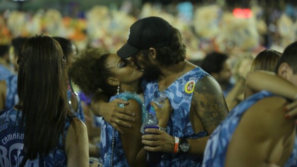 Sheron Menezzes e o noivo, Saulo Bernard, se beijam em camarote na Sapucaí