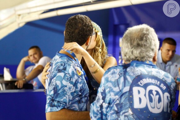 Leandra Leal chega a camarote no Rio e troca beijos com o marido, Alexandre Youssef