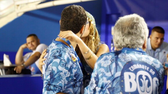 Leandra Leal troca beijos com o marido em camarote antes do desfile das campeãs