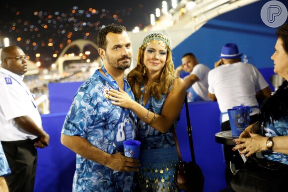 Leandra Leal chega a camarote no Rio na companhia do marido, Alexandre Youssef, neste sábado, 21 de fevereiro de 2015